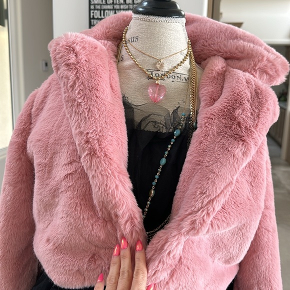 BRAND NEW GORGEOUS FANCY AND SOFT MAUVE VEGAN FUR OUTERWEAR COAT! SIZE MEDIUM! - Picture 4 of 17